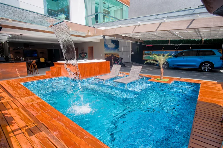 Piscina aquecida com deck em cumaru