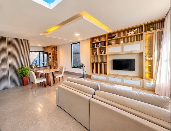Sala integrada com painel ripado
